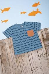 Koszulka niebieska ozdobiona wzorem z falami